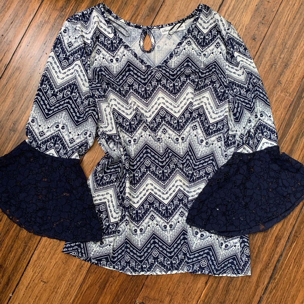 Blouse Navy/white Chevron pattern. Very comfortable and flattering.